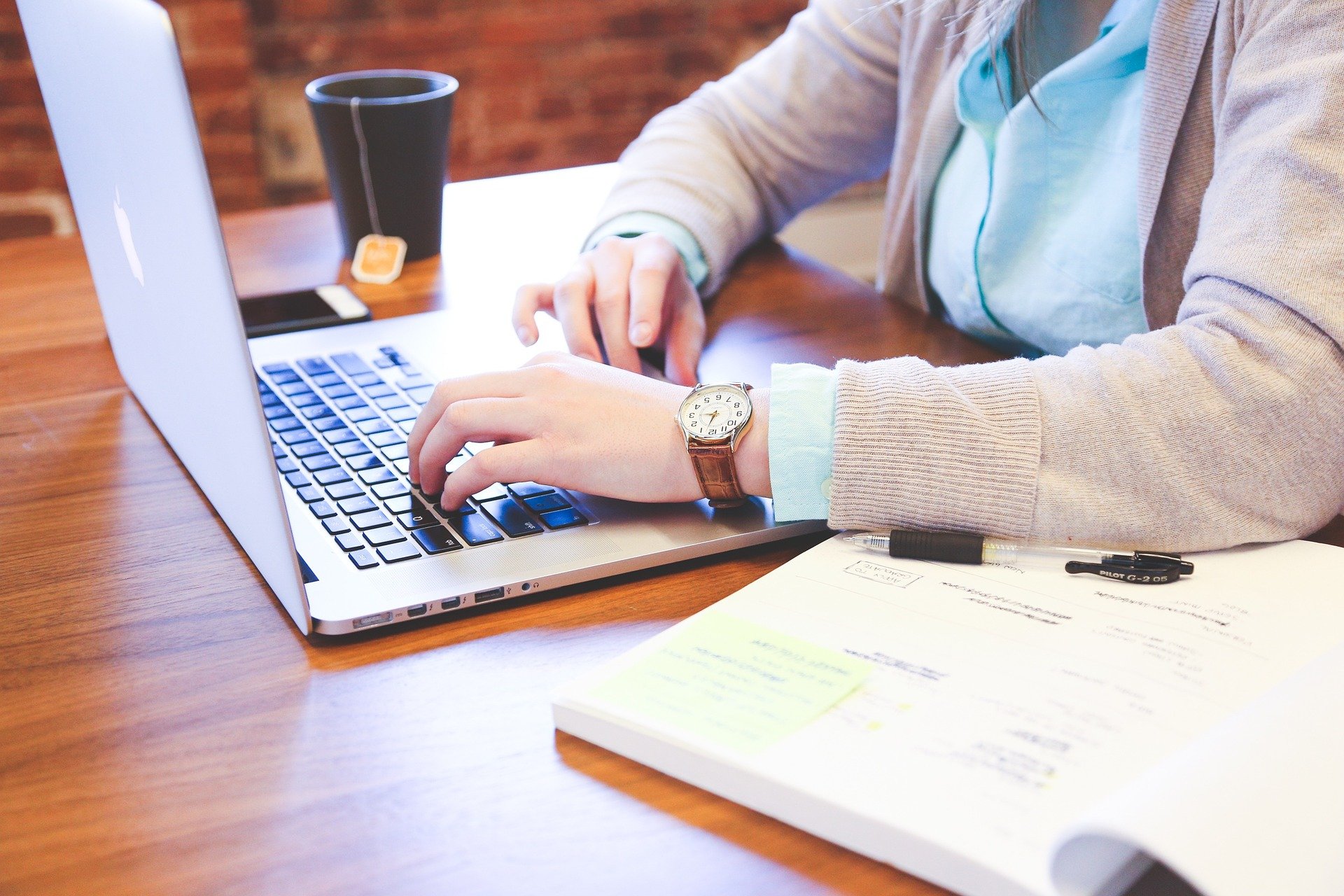 Mains tapant sur un clavier d'ordinateur portable